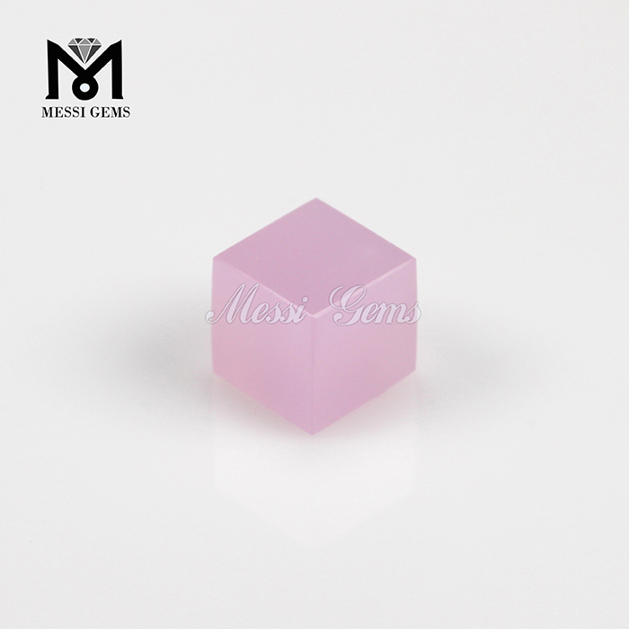 立方体の形のピンク色のガラス石