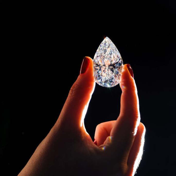 モアサナイト、ダイヤモンド、CZ、その他の宝石の違いは何ですか?