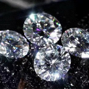 モアサナイト ダイヤモンドの価格はいくらですか?変色してしまうのでしょうか？
