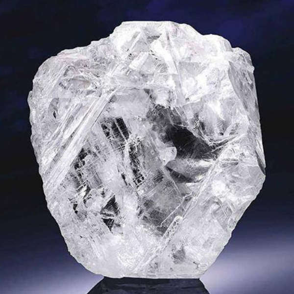 丸いモアサナイト ダイヤモンドと特別な形の モアサナイト ではどちらの方が価値がありますか?